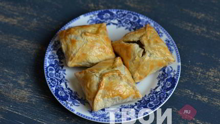 Слоеные пирожки с куриной печенью