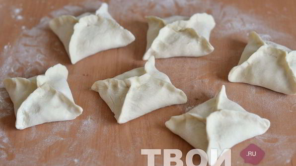 слоеные пирожки с куриной печенью