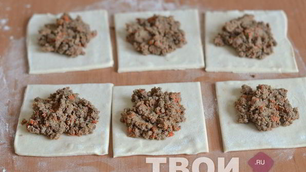 слоеные пирожки с куриной печенью