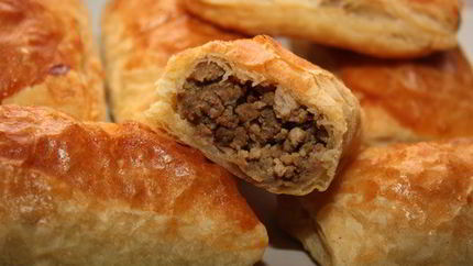 Слоеные пирожки с мясом