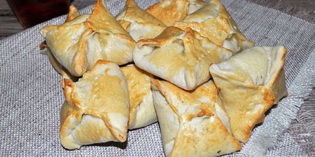 Рецепт слоеных пирожков с тунцом