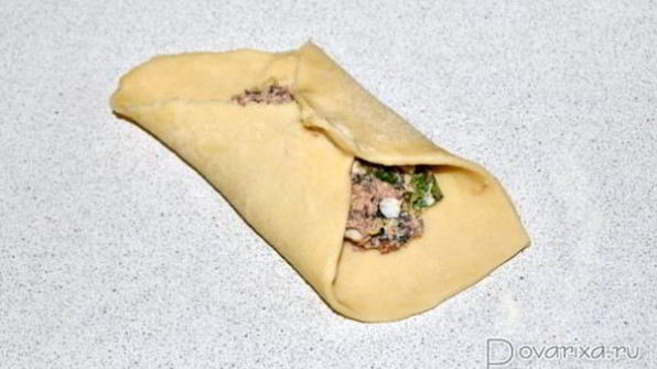 слоеные пирожки с тунцом