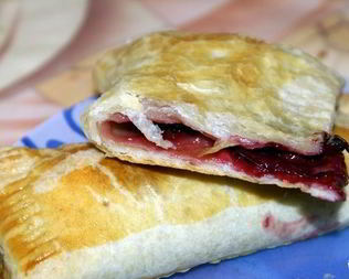 Слоеные пирожки с вишней