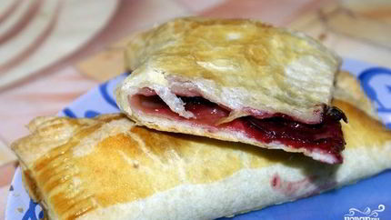 Слоеные пирожки с вишней