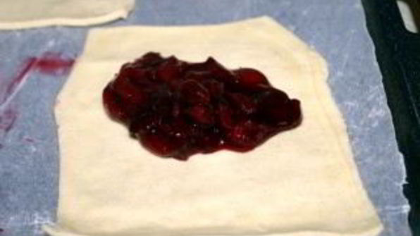 слоеные пирожки с вишней