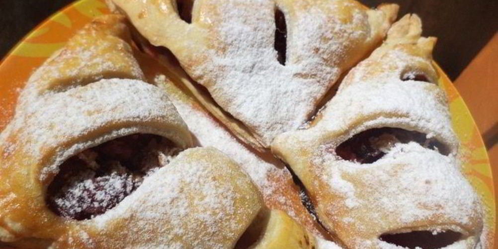 Рецепт слоеных пирожков с вишнево-кокосовой начинкой