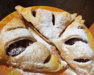 Слоеные пирожки с вишнево-кокосовой начинкой