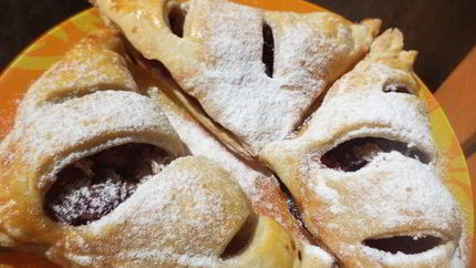 Слоеные пирожки с вишнево-кокосовой начинкой