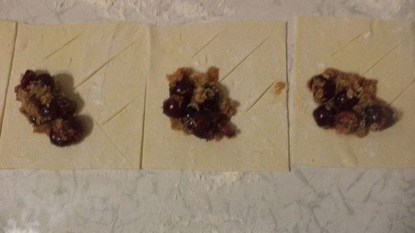 слоеные пирожки с вишнево-кокосовой начинкой