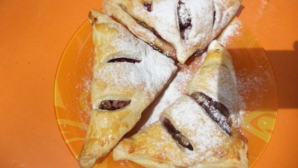 слоеные пирожки с вишнево-кокосовой начинкой