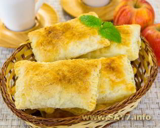 Слоеные пирожки с яблоками