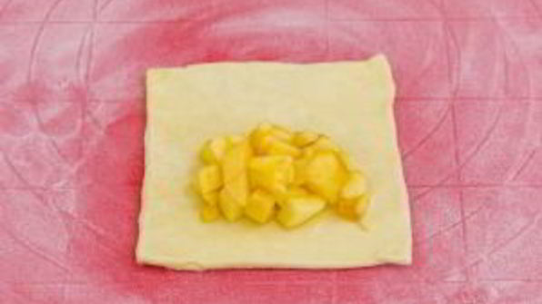 слоеные пирожки с яблоками