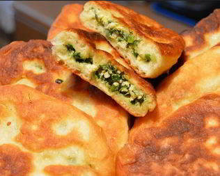 Жареные пирожки с яйцом, луком и зеленью
