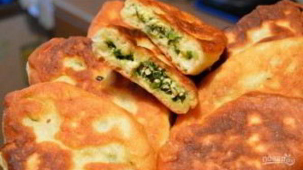 жареные пирожки с яйцом, луком и зеленью