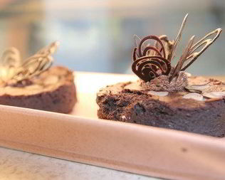 Брауни с кусочками шоколада и миндалем