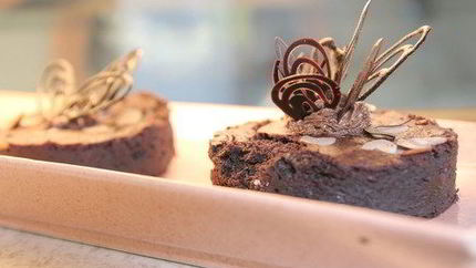 Брауни с кусочками шоколада и миндалем