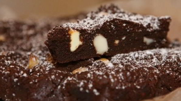 брауни с макадамией и белым шоколадом