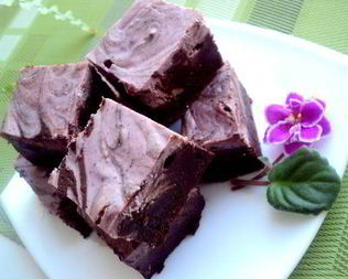 Брауни с сырно-черничной прослойкой