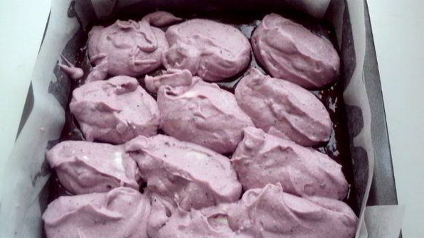 брауни с сырно-черничной прослойкой