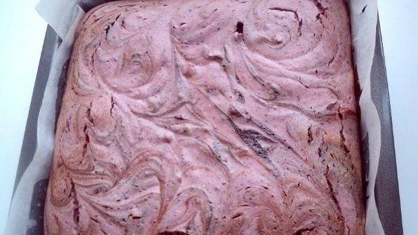 брауни с сырно-черничной прослойкой