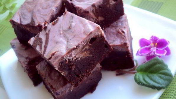 брауни с сырно-черничной прослойкой