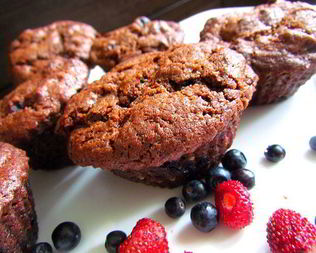 Брауни с земляникой и черникой