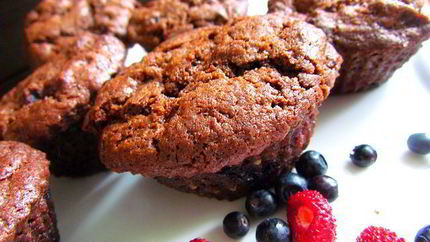 Брауни с земляникой и черникой