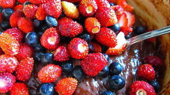 брауни с земляникой и черникой