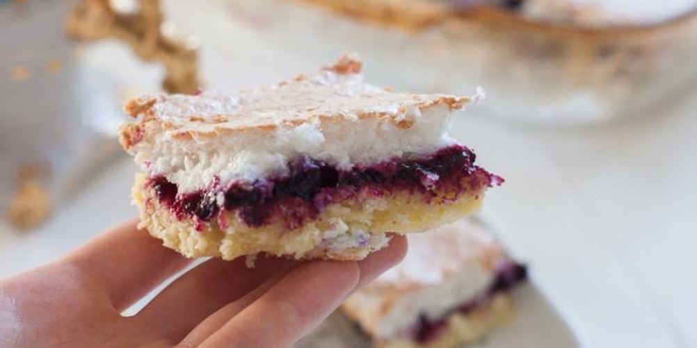 Рецепт кокосового пирожного с черной смородиной