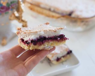 Кокосовое пирожное с черной смородиной