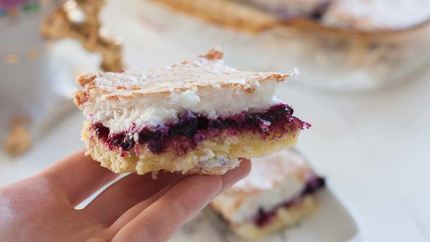 Кокосовое пирожное с черной смородиной