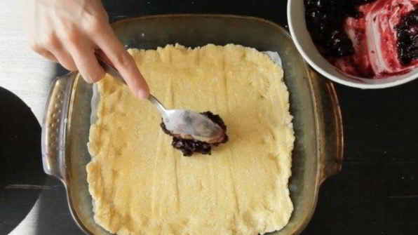 кокосовое пирожное с черной смородиной