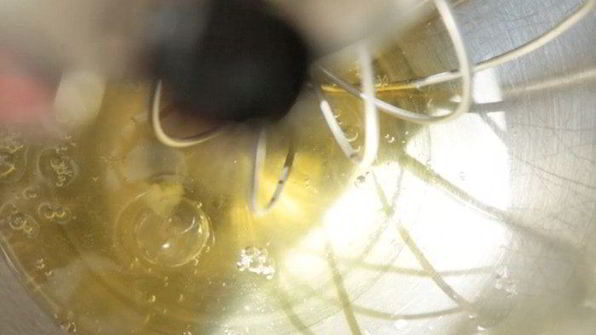 кокосовое пирожное с черной смородиной