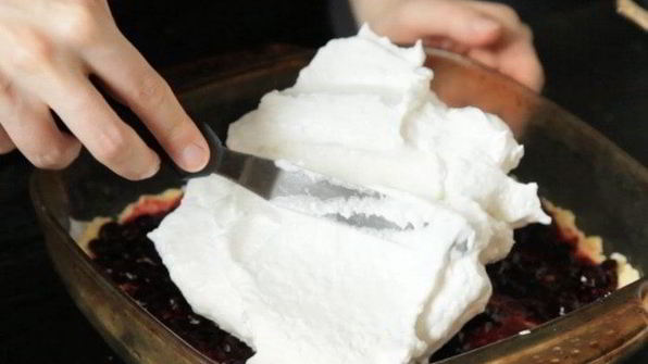 кокосовое пирожное с черной смородиной