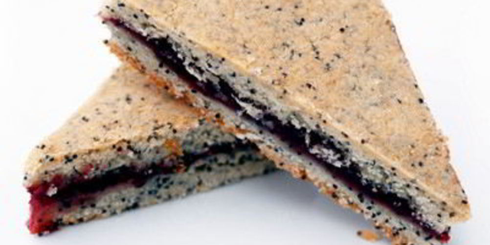 Рецепт песочных пирожных с маком и фруктовой прослойкой