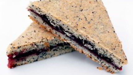 Песочные пирожные с маком и фруктовой прослойкой