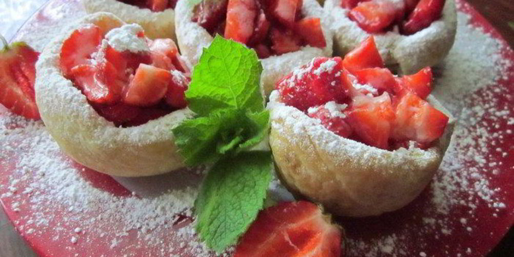 Рецепт пирожного клубника в корзиночке из слоеного теста