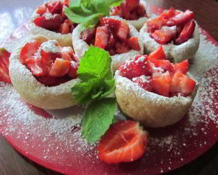 Пирожное Клубника в корзиночке из слоеного теста