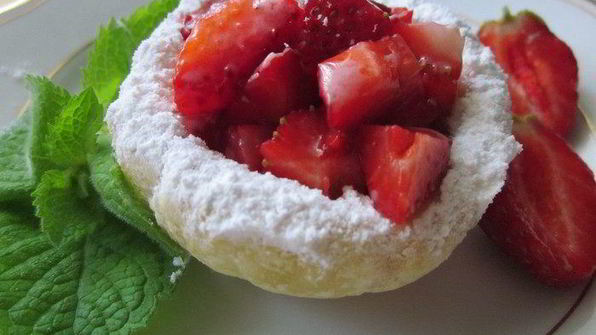 пирожное клубника в корзиночке из слоеного теста