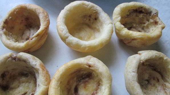 пирожное клубника в корзиночке из слоеного теста