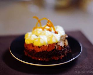 Пирожное с маскарпоне и апельсиновой карамелью