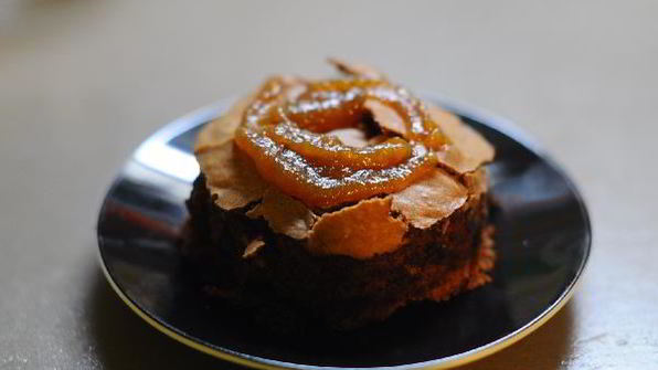 пирожное с маскарпоне и апельсиновой карамелью