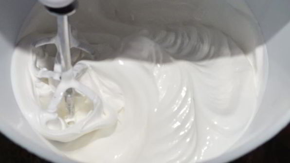 пирожные с абрикосовым джемом и безе