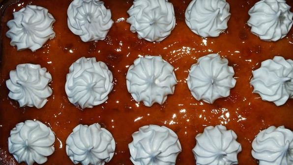 пирожные с абрикосовым джемом и безе