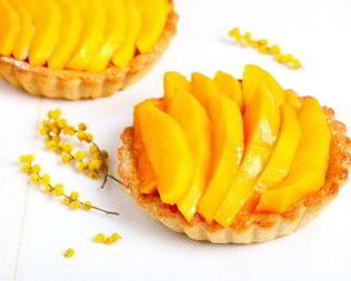 Пирожные с манго, папайей и кремом из лайма и маскарпоне