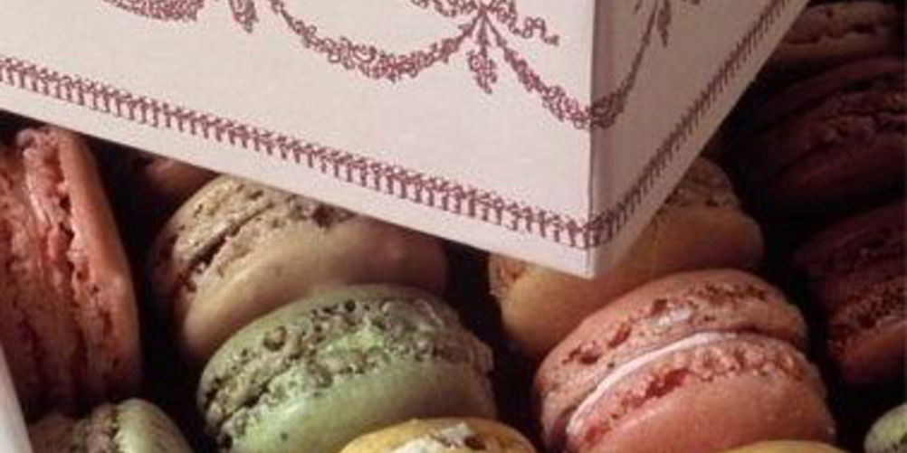 Рецепт шоколадна-миндальных пирожные макароны