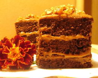 Шоколадное пирожное с черносливовым кремом