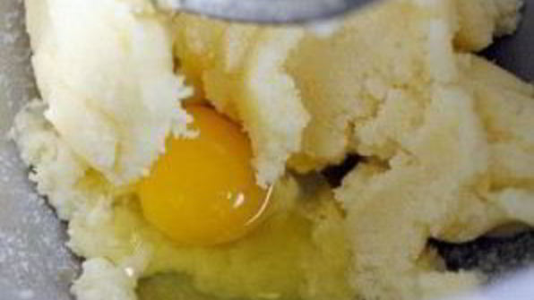 шоколадные пирожные с орехами и суфле