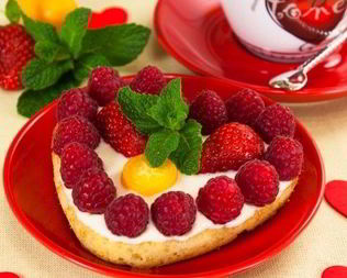 Цитрусовые пирожные Валентинки с фруктами