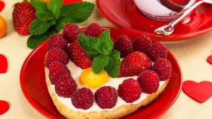 Цитрусовые пирожные Валентинки с фруктами